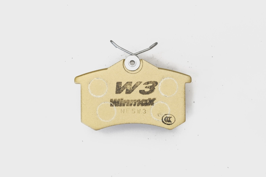 Тормозные колодки Winmax W3 335 EIP025 15мм Audi A3, Renault Megane III RS, VW Golf, Skoda Superb, Citroen C3 задние фото 3